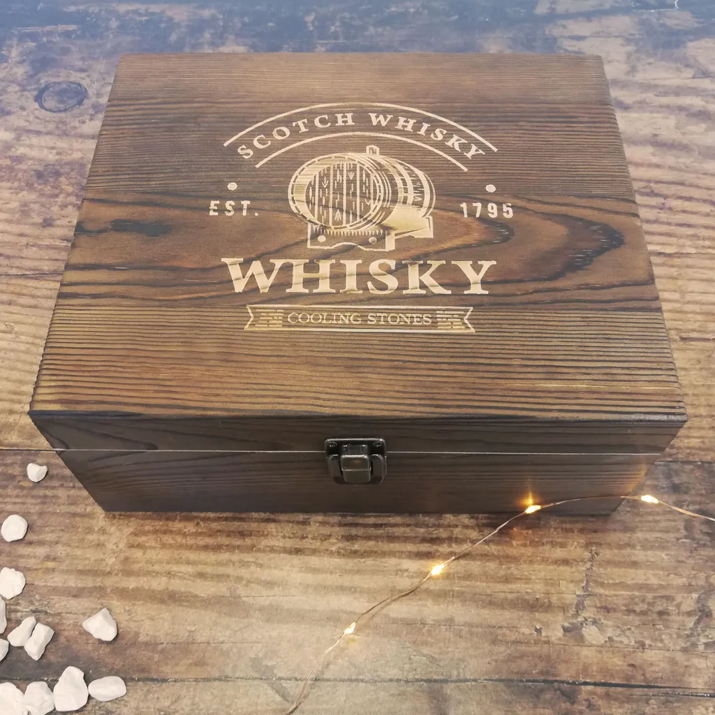 Whisky Geschenk-Set Mit 2 Gläsern, Eiswürfeln Aus Edelstahl, Zange, Samtbeutel In Einer Schönen Holzbox - Image 6