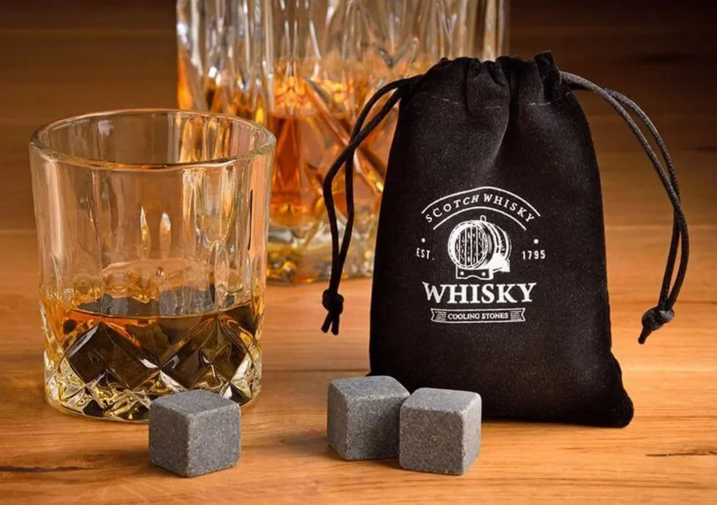 Whisky Geschenkset Nicht Nur Für Whisky Liebhaber:innen, 8 Granit Whisky Steine, 2 Whiskygläser, Eiswürfelzange Und Samtbeutel In Toller Holz Geschenkbox. Neidfaktor Inclusive - Image 5