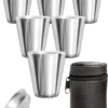 Outdoor Saxx® - 8-Teiliges Edelstahl-Becher Set, 6 Unzerbrechliche Schnaps-Becher, Schnaps-Gläser Aus Metall, Metall-Becher Mit Einfüll-Trichter Und Leder-Tasche, Ideales Flachmann-Zubehör